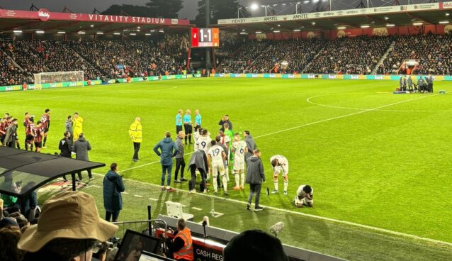 Premier League: capitão do Luton Town desmaia e jogo contra o