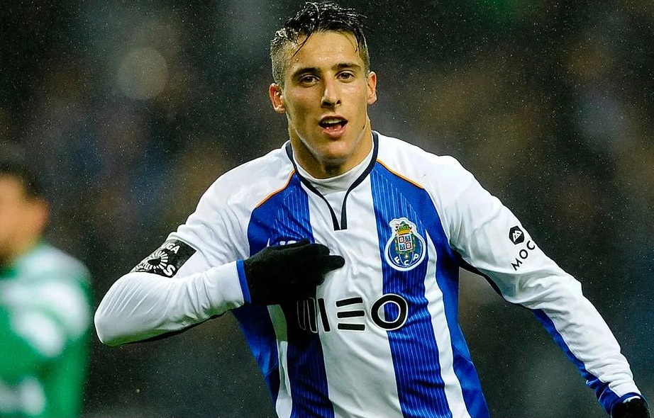 Foi craque no Barcelona, passou pelo FC Porto e agora assinou por um ...